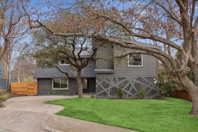 view of front property featuring a front yard