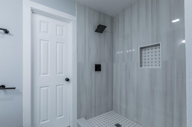 bathroom featuring a tile shower