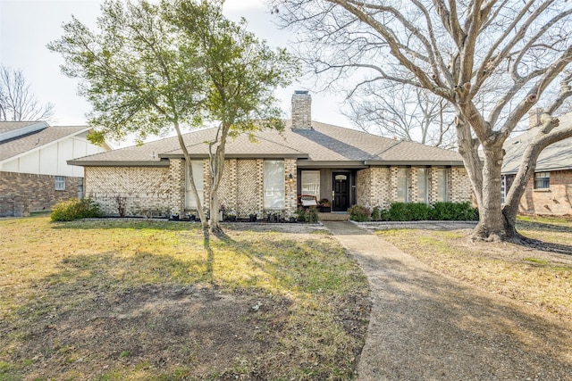 single story home featuring a front yard