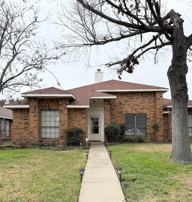 single story home with a front lawn