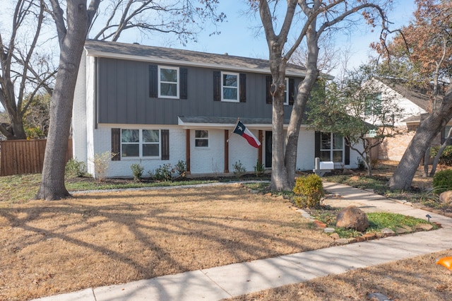 view of front of property with a front yard