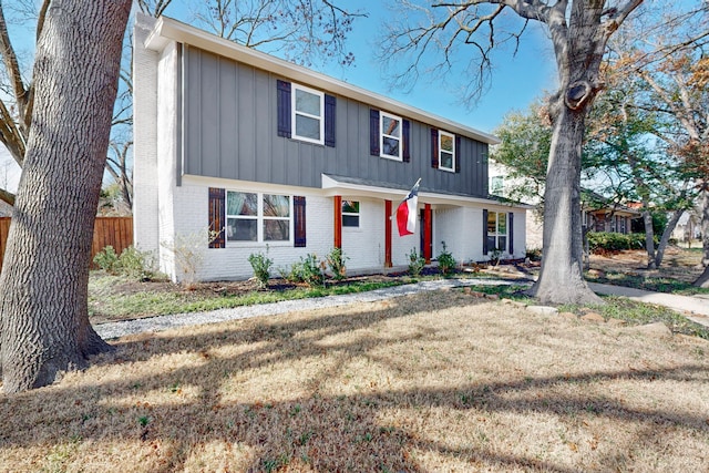 view of front of property featuring a front lawn