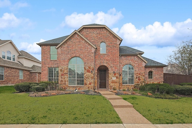 view of front of property featuring a front yard