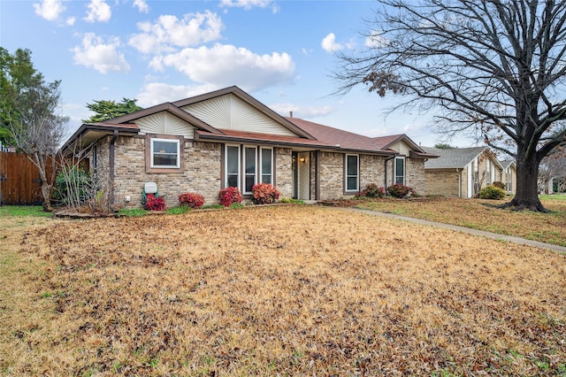 ranch-style house featuring a front yard