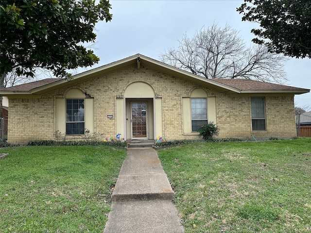 single story home with a front lawn