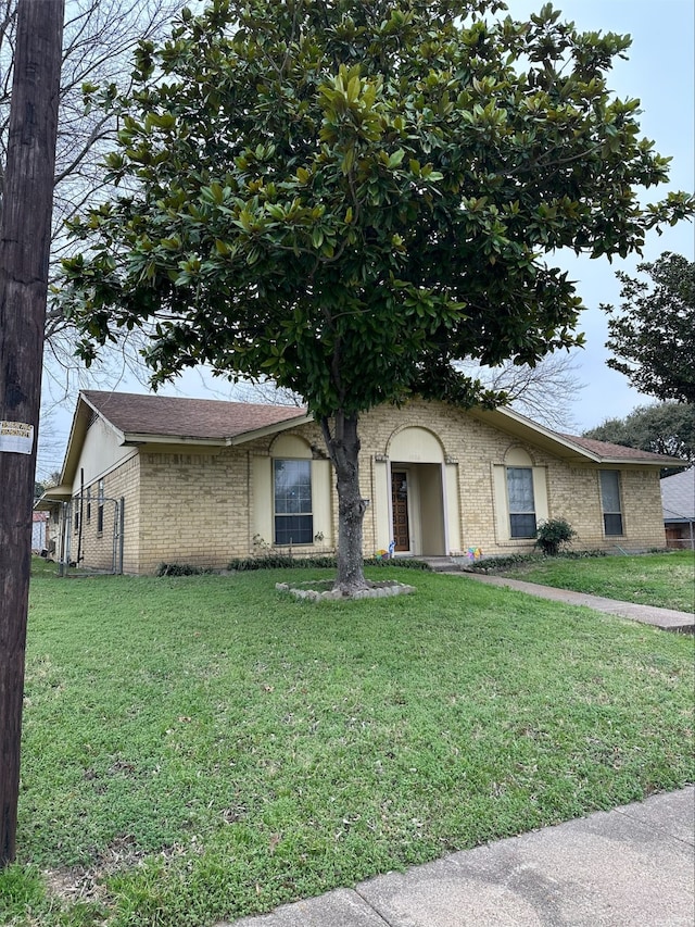 view of front of home featuring a front yard