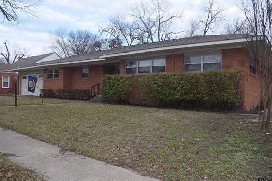 ranch-style house featuring a front yard