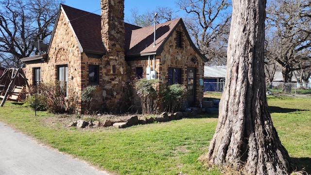 view of front of property with a front yard