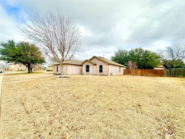 view of front of house featuring a front yard