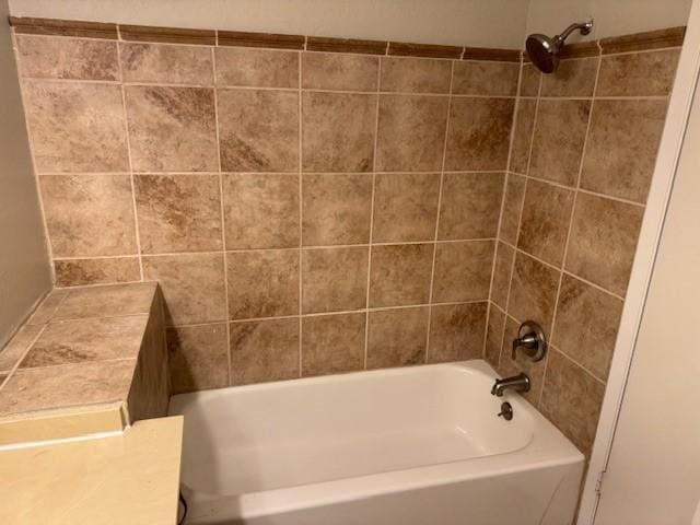 bathroom featuring tiled shower / bath combo