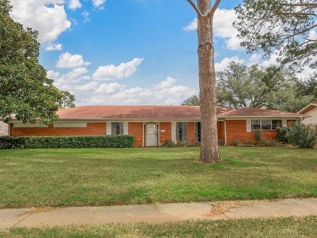 single story home featuring a front lawn