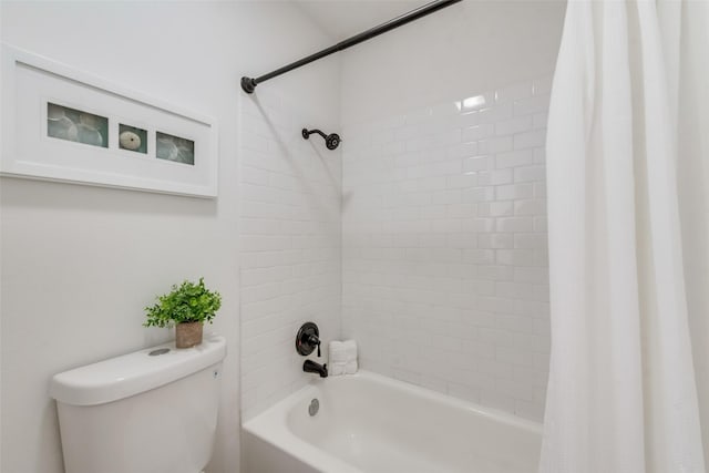 3639 W Northgate Dr Unit 150, Irving, TX 75062 - bathroom featuring shower / tub combo with curtain and toilet