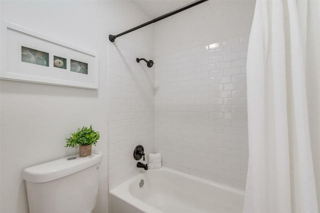 bathroom featuring toilet and shower / bath combo with shower curtain