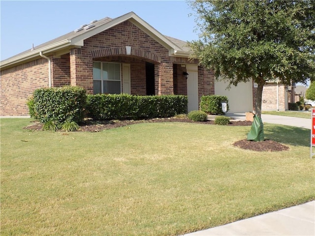 single story home with a front yard