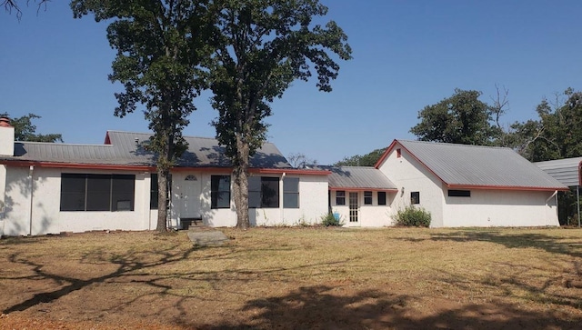 view of front facade featuring a front yard