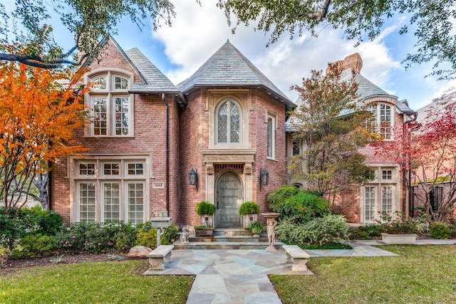 view of front of home with a front lawn