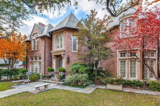 view of front of home featuring a front yard