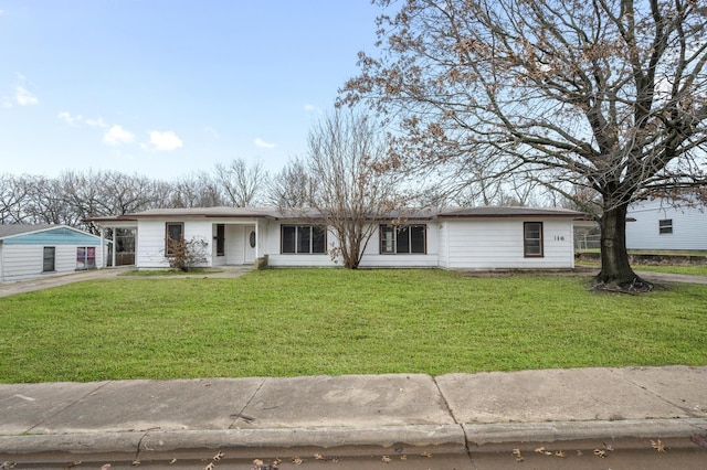 single story home featuring a front lawn