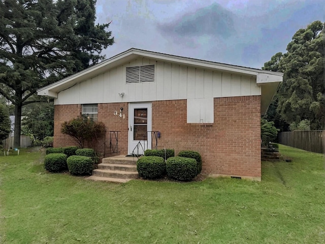 view of front facade featuring a front lawn