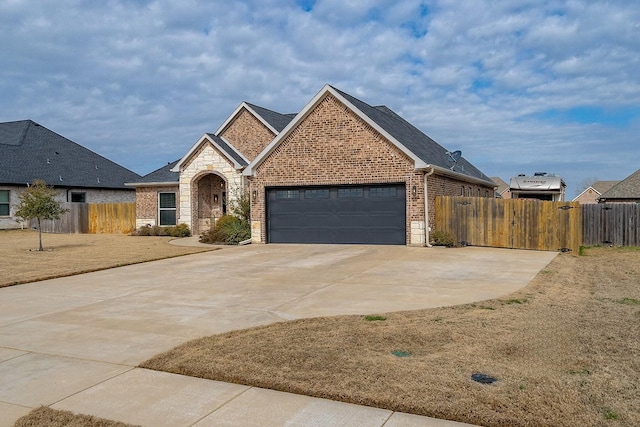 view of front facade featuring a garage and a front yard