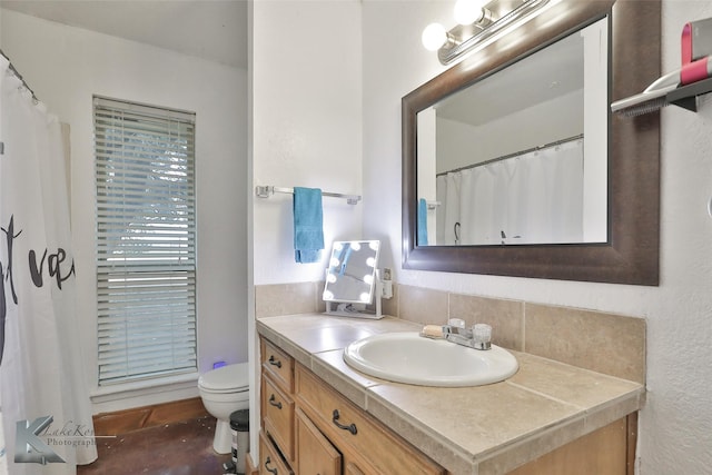 bathroom featuring vanity, toilet, and decorative backsplash