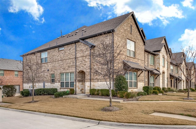 view of front of home with a front lawn