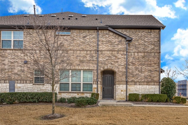 view of front of home with a front yard