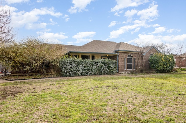 ranch-style home with a front yard