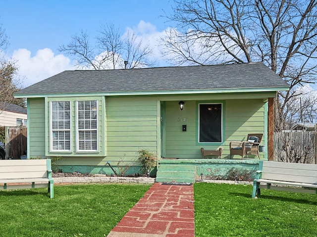 view of front of property featuring a front lawn