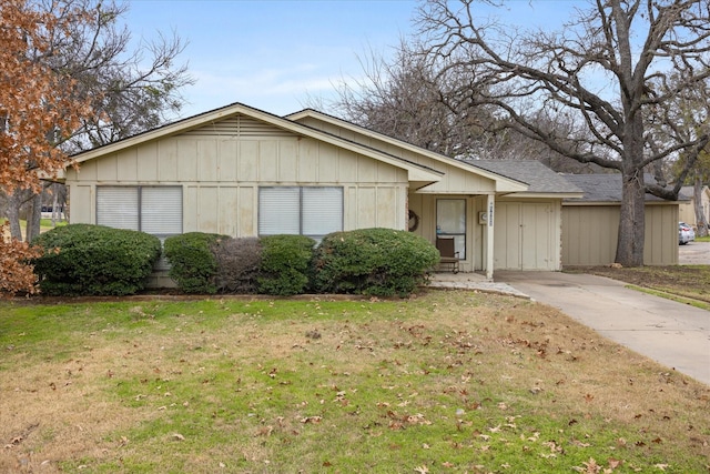 ranch-style home with roof with shingles and a front yard