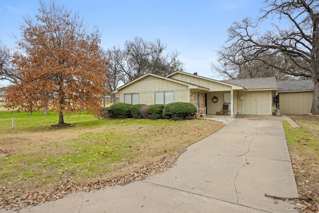 view of front of home with concrete driveway and a front yard