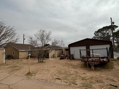 view of yard featuring an outdoor structure and a garage