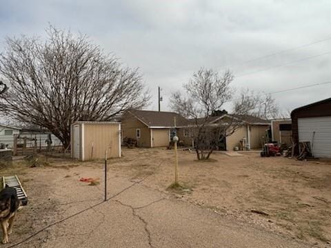 view of yard featuring a storage shed