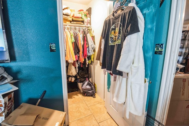 walk in closet featuring light tile patterned floors