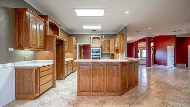 kitchen with crown molding and kitchen peninsula