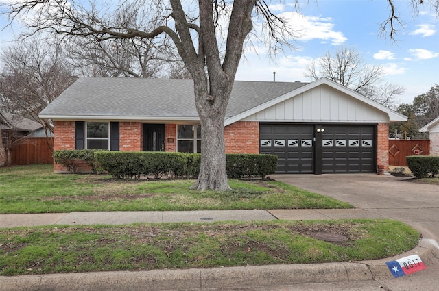 view of front facade featuring a garage and a front yard