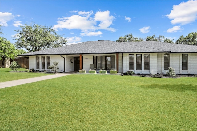 single story home with a front lawn