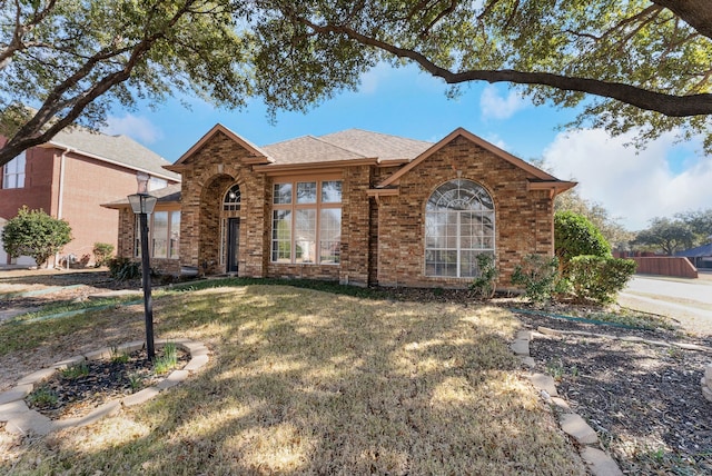 view of front of home featuring a front lawn