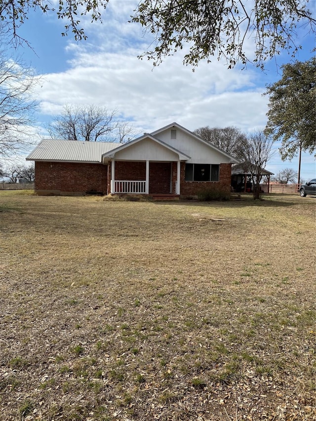 view of front facade with a front yard