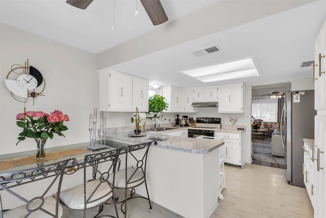 kitchen featuring white cabinetry, electric range, ceiling fan, and kitchen peninsula