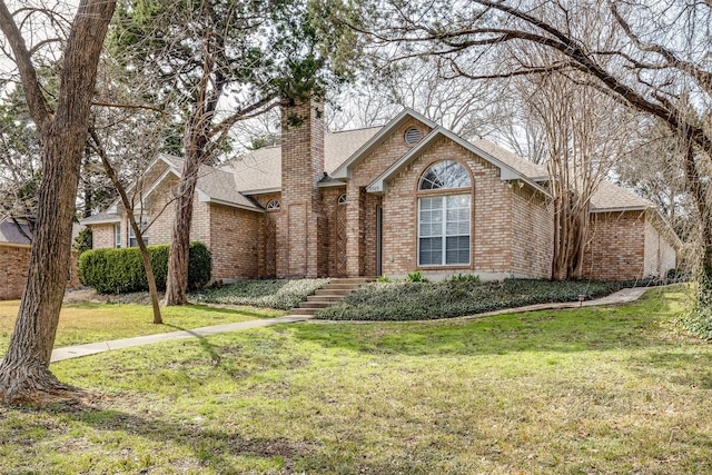 front facade featuring a front yard