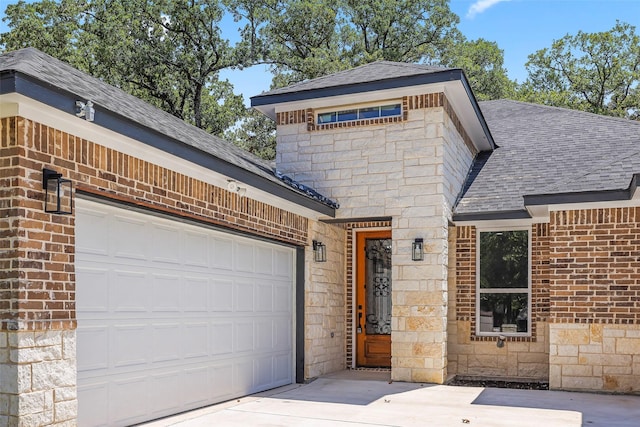 view of front property featuring a garage