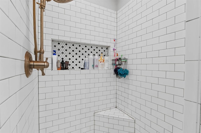 bathroom featuring a tile shower