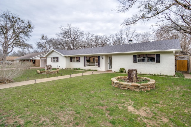 ranch-style home featuring a front lawn