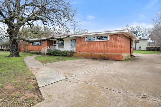 ranch-style home with a front lawn