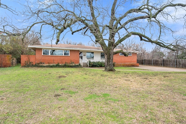 single story home featuring a front lawn