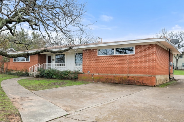 ranch-style home with a front lawn