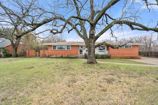 single story home with a front lawn