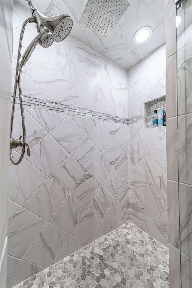 bathroom featuring tiled shower