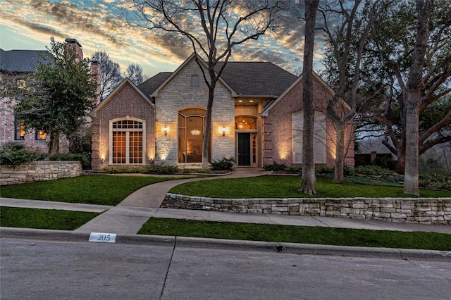 view of front of property featuring a yard